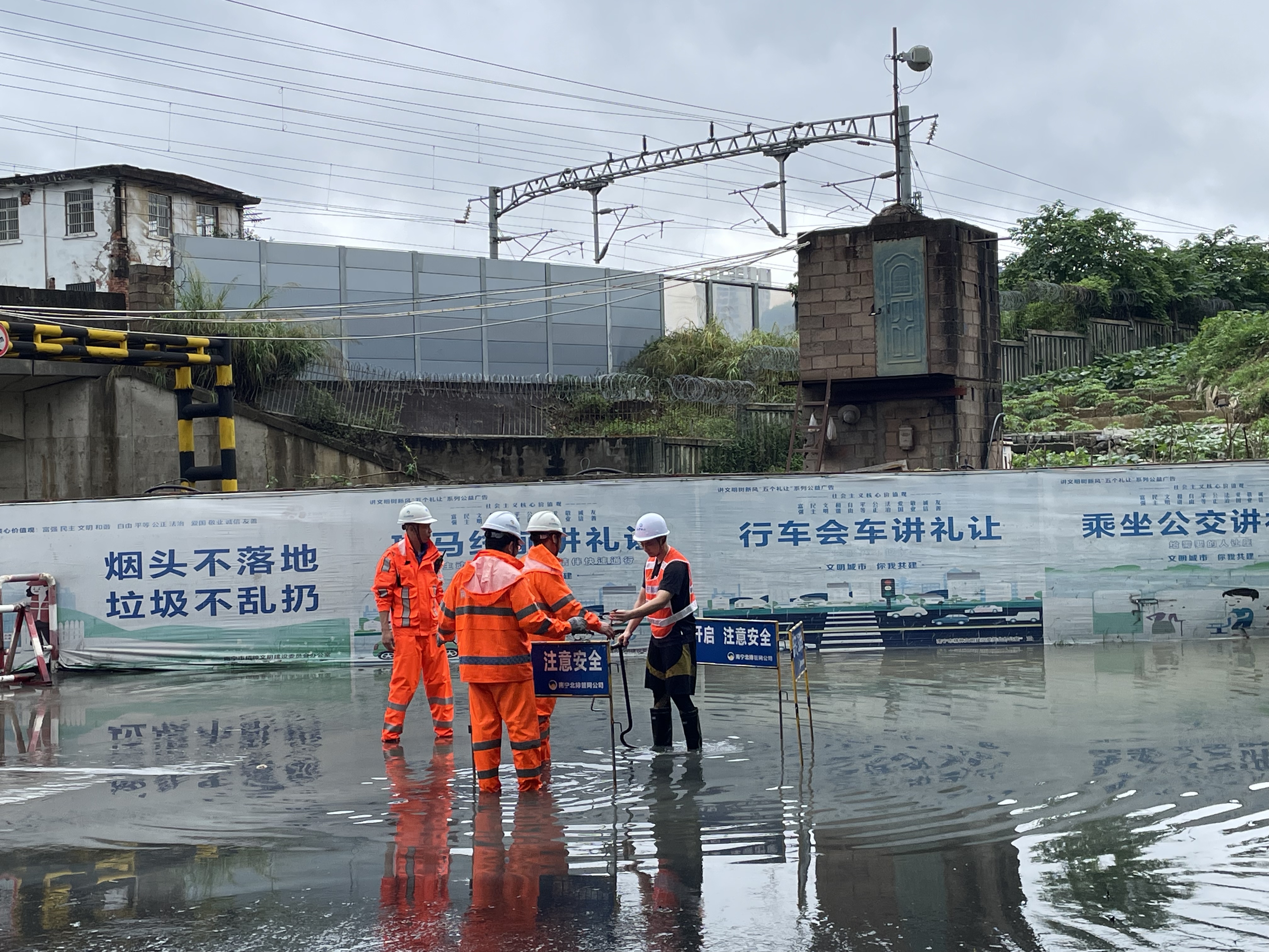 積極應(yīng)對強降雨，市排水公司連夜出擊排水搶險